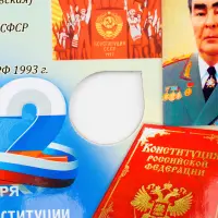 Альбом для памятной монеты 25 рублей 2018 года 25 лет Коституции_3
