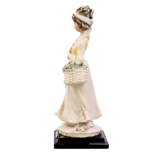 Статуэтка Девушка с корзиной. 1980-е гг. Высота 20 см. Италия, Capodimonte, Джузеппе Армани._1