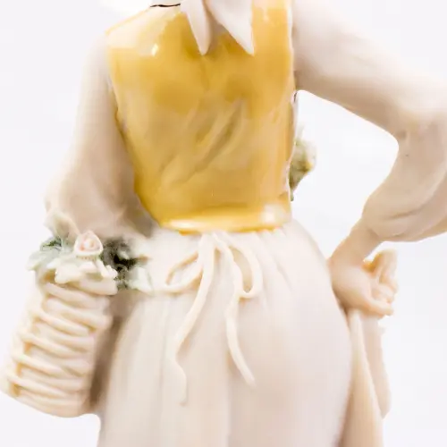 Статуэтка Девушка с корзиной. 1980-е гг. Высота 20 см. Италия, Capodimonte, Джузеппе Армани._10