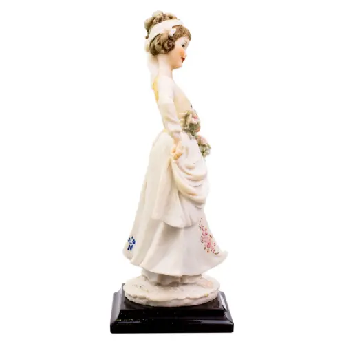 Статуэтка Девушка с корзиной. 1980-е гг. Высота 20 см. Италия, Capodimonte, Джузеппе Армани._3